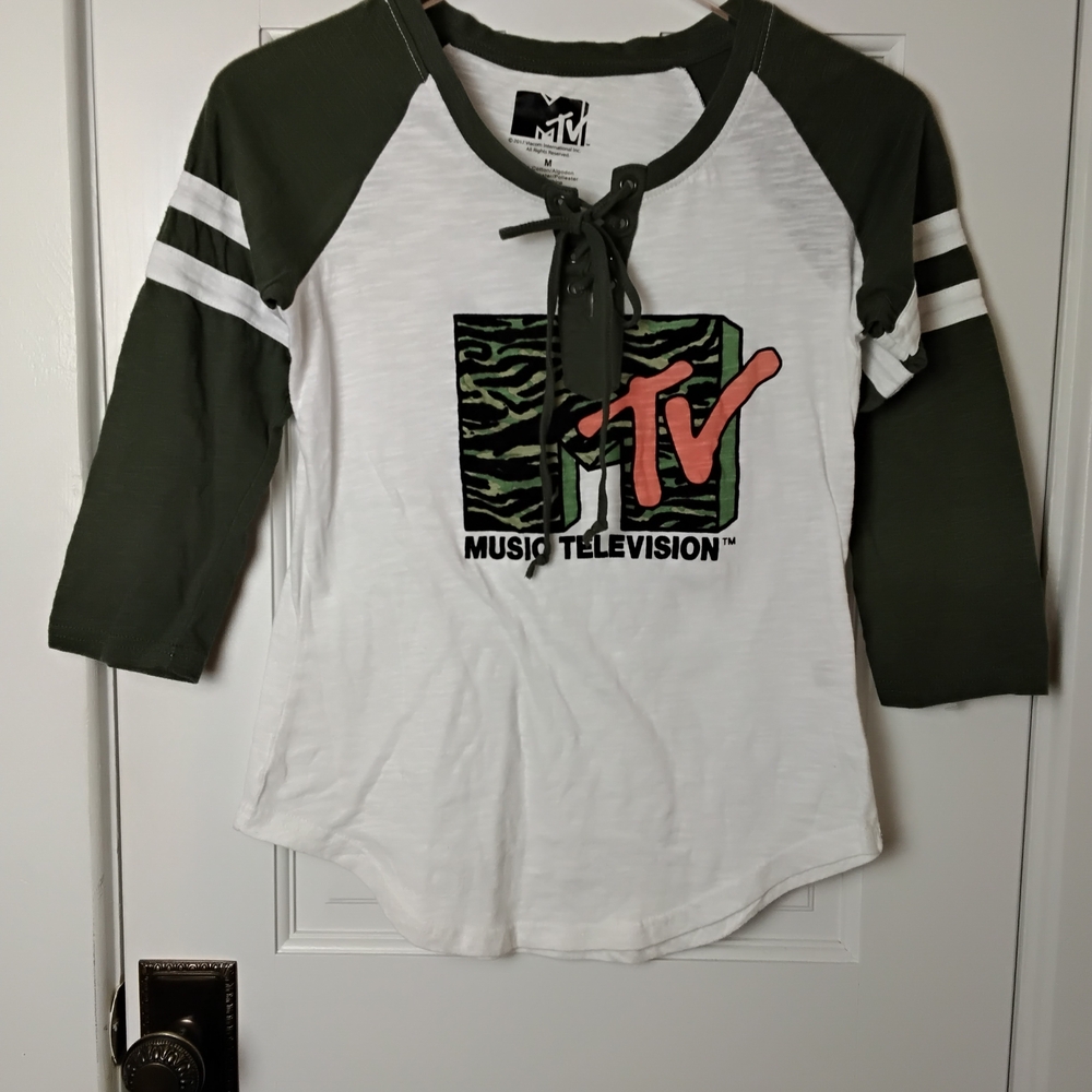 MTV Raglan Sleeve Tie Front T-Shirt. Size M